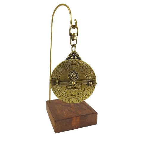 Miniatura de astrolabio H81 sobre base de madera con posibilidad de personalización mediante grabado - elegante elemento decorativo para regalo a amantes de la astronomía, altura 13 cm, diámetro 4,5 cm, ejecución excepcional con atención al detalle