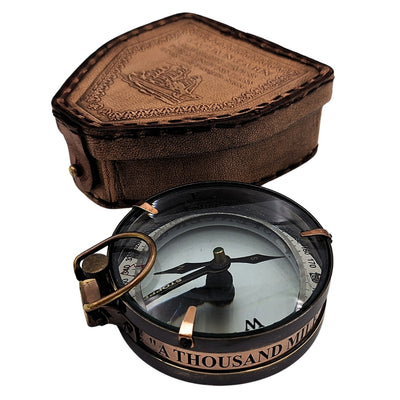 Brújula del viajero con grabado personalizado en estuche de cuero - gadget retro de latón para regalo, 9,25 cm con inscripción inspiradora