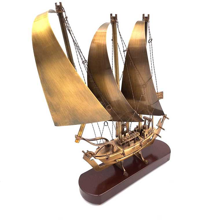 Barco de latón sobre base de madera 38 cm con posibilidad de grabado