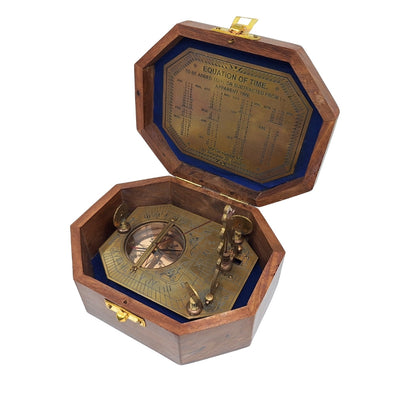Elegante brújula de latón con reloj de sol en caja de madera - Regalo ideal para viajeros, estilo retro, dimensiones: 11.5 x 8.8 x 9.0 cm, material: latón y madera