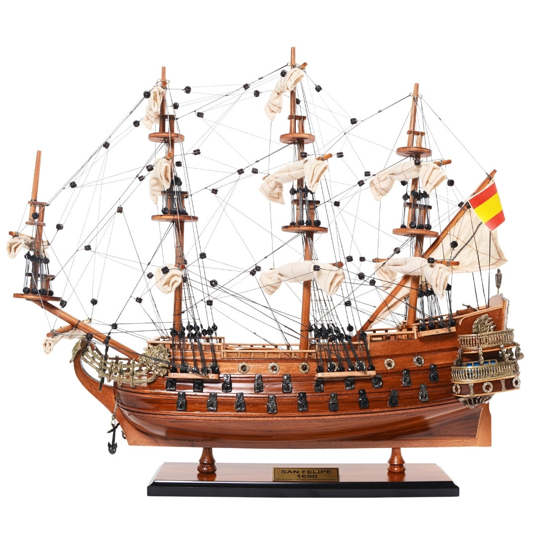 Modelo exclusivo de barco de vela San Felipe SF45R con velas desplegadas, hecho a mano en madera exótica, posibilidad de personalización con grabado, ideal para regalo, dimensiones 48,3 cm x 17,8 cm x 45,7 cm