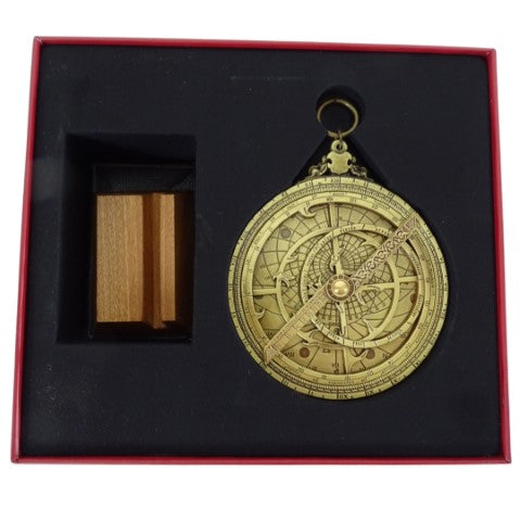 Astrolabio europeo H32 – réplica renacentista premium con posibilidad de personalización mediante grabado – regalo ideal con elegante pedestal de madera – altura 12 cm, hecho a mano con atención al detalle
