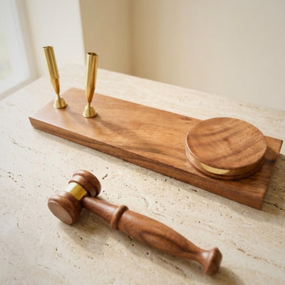 Mazo de juez con grabado personalizado sobre base de madera – elegante soporte para bolígrafos en color madera oscura