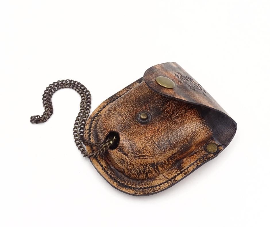 Brújula Cerrada con Cadena en Estuche de Cuero C-64
