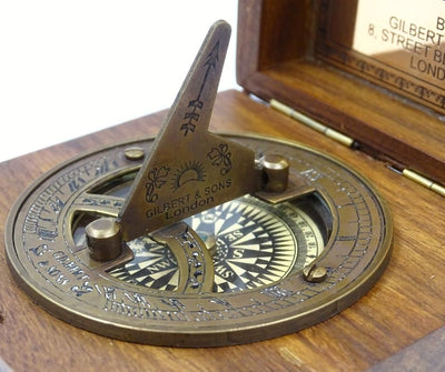 Brújula con reloj de sol Gilbert en caja de madera con opción de personalización mediante grabado