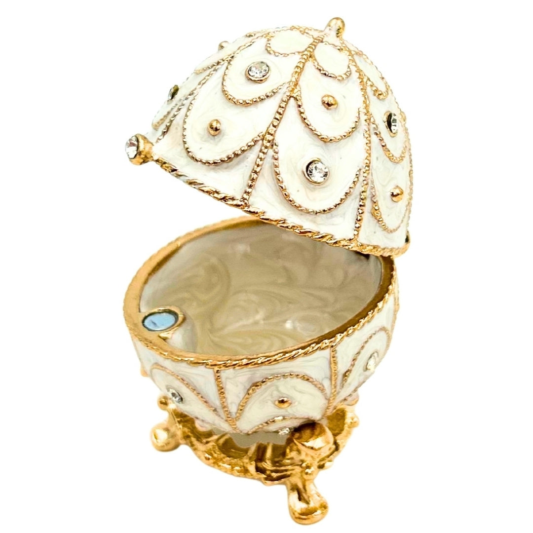Exclusiva caja joyero huevo Fabergé metálico con cristales en color blanco y dorado con posibilidad de personalización con grabado