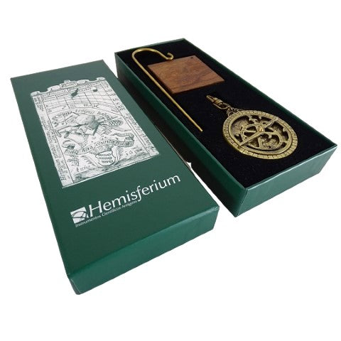 Miniatura de astrolabio H81 sobre base de madera con posibilidad de personalización mediante grabado - elegante elemento decorativo para regalo a amantes de la astronomía, altura 13 cm, diámetro 4,5 cm, ejecución excepcional con atención al detalle