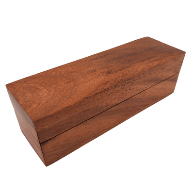 Elegantes dados de madera para juego con puntos de latón en caja personalizada