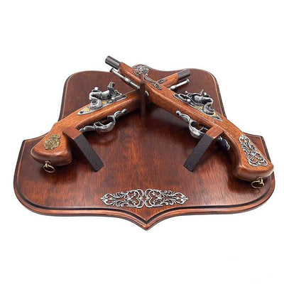 Réplica de pistolas de chispa en perchero de madera con posibilidad de personalización con grabado – Elegante elemento decorativo para regalo a amantes de la historia – Dimensiones 45 x 42,5 cm, longitud de pistolas 37 cm, alta calidad de fabricación