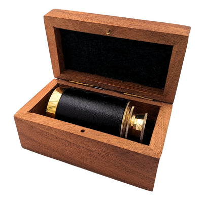 Catalejo de latón retro con grabado en caja de madera