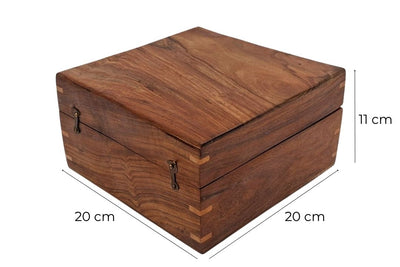 Elegante caja de regalo de madera de 20x20x11 cm con revestimiento azul marino y opción de personalización mediante grabado