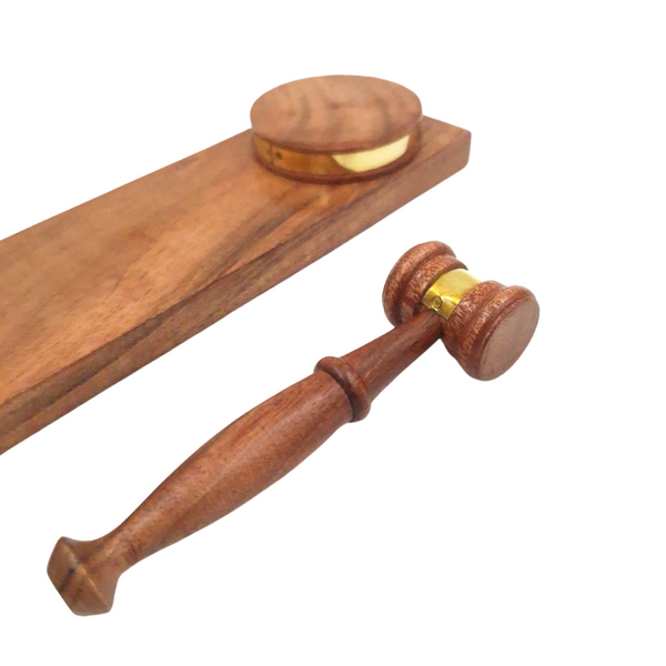 Mazo de juez con grabado personalizado sobre base de madera – elegante soporte para bolígrafos en color madera oscura