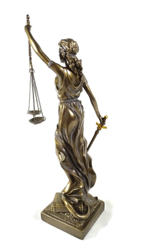 Figura de Temis de 35 cm con posibilidad de personalización con grabado - regalo elegante para abogado, juez o asesor legal, hecha de polyresina en color dorado con acabado antiguo