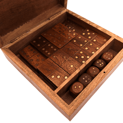 Elegante Set de Juegos en Caja de Madera con Grabado