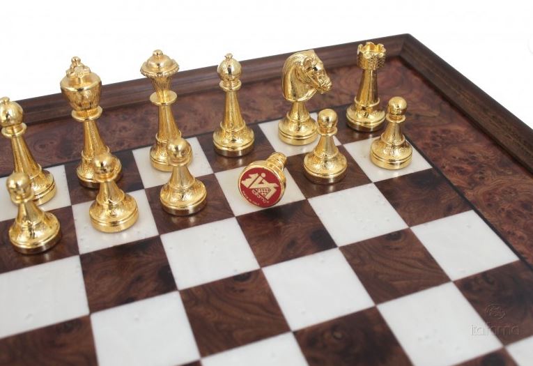 Ajedrez exclusivo Italfama de metal dorado 53x53 cm con posibilidad de grabado personalizado