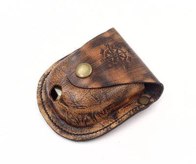 Brújula Cerrada con Cadena en Estuche de Cuero C-64