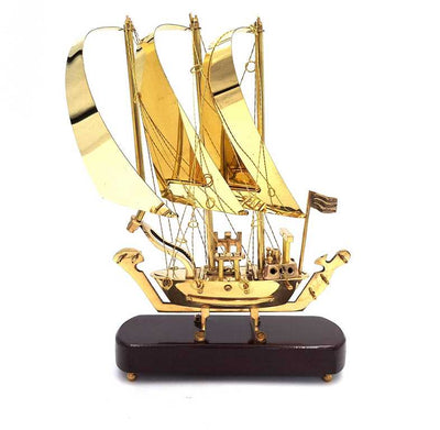 Elegante barco de latón sobre base de madera 30 cm con posibilidad de personalización con grabado