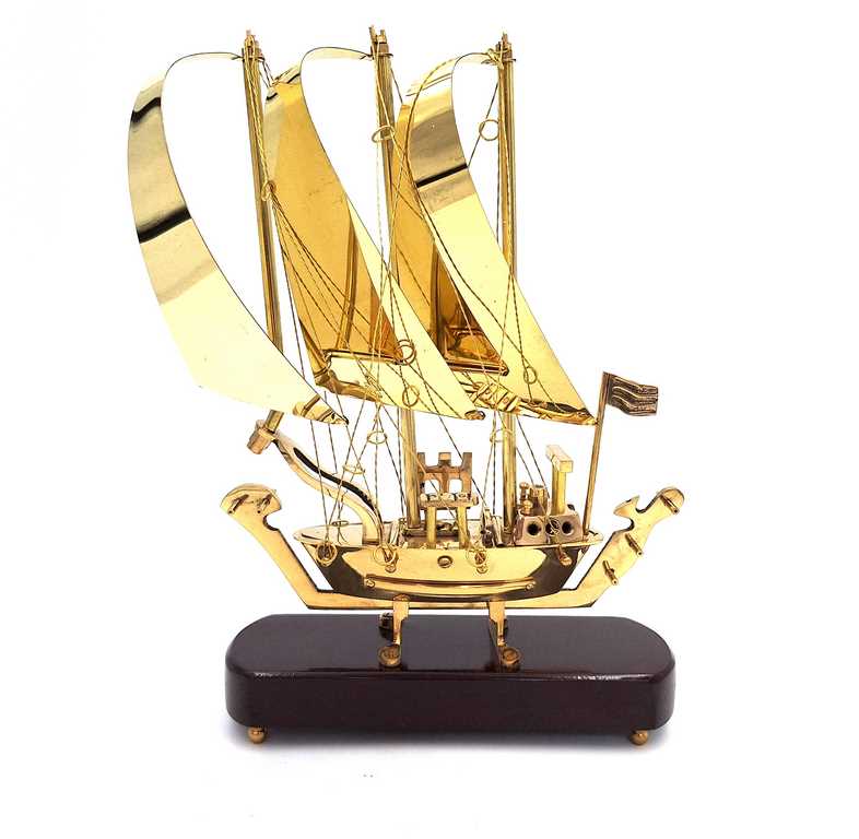 Elegante barco de latón sobre base de madera 30 cm con posibilidad de personalización con grabado