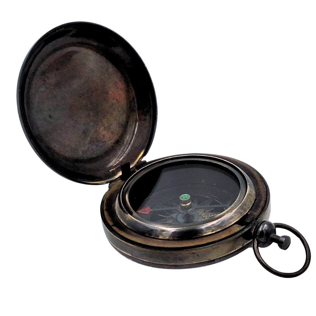 Brújula turística retro de latón con acabado antiguo y posibilidad de grabado – regalo ideal para viajeros y amantes de la naturaleza – dimensiones 6 x 5 x 1,75 cm, tapa protectora para el vidrio