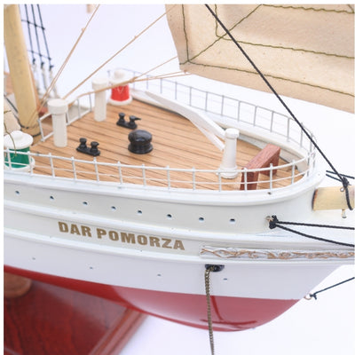 Modelo exclusivo de velero Dar Pomorza de 82 cm con posibilidad de personalización mediante grabado