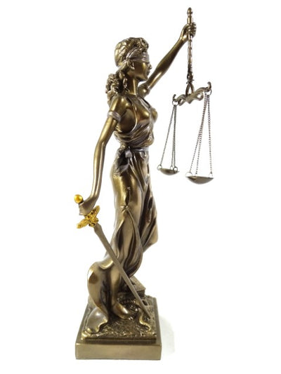 Figura de Temis de 35 cm con posibilidad de personalización con grabado - regalo elegante para abogado, juez o asesor legal, hecha de polyresina en color dorado con acabado antiguo