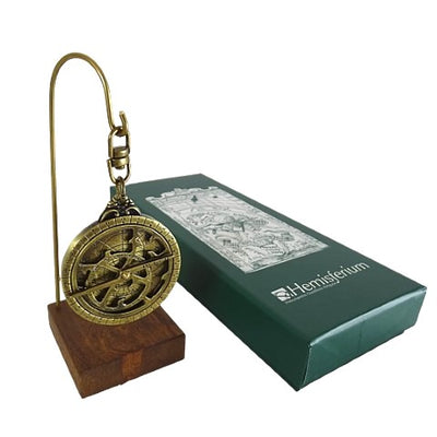 Miniatura de astrolabio H81 sobre base de madera con posibilidad de personalización mediante grabado - elegante elemento decorativo para regalo a amantes de la astronomía, altura 13 cm, diámetro 4,5 cm, ejecución excepcional con atención al detalle