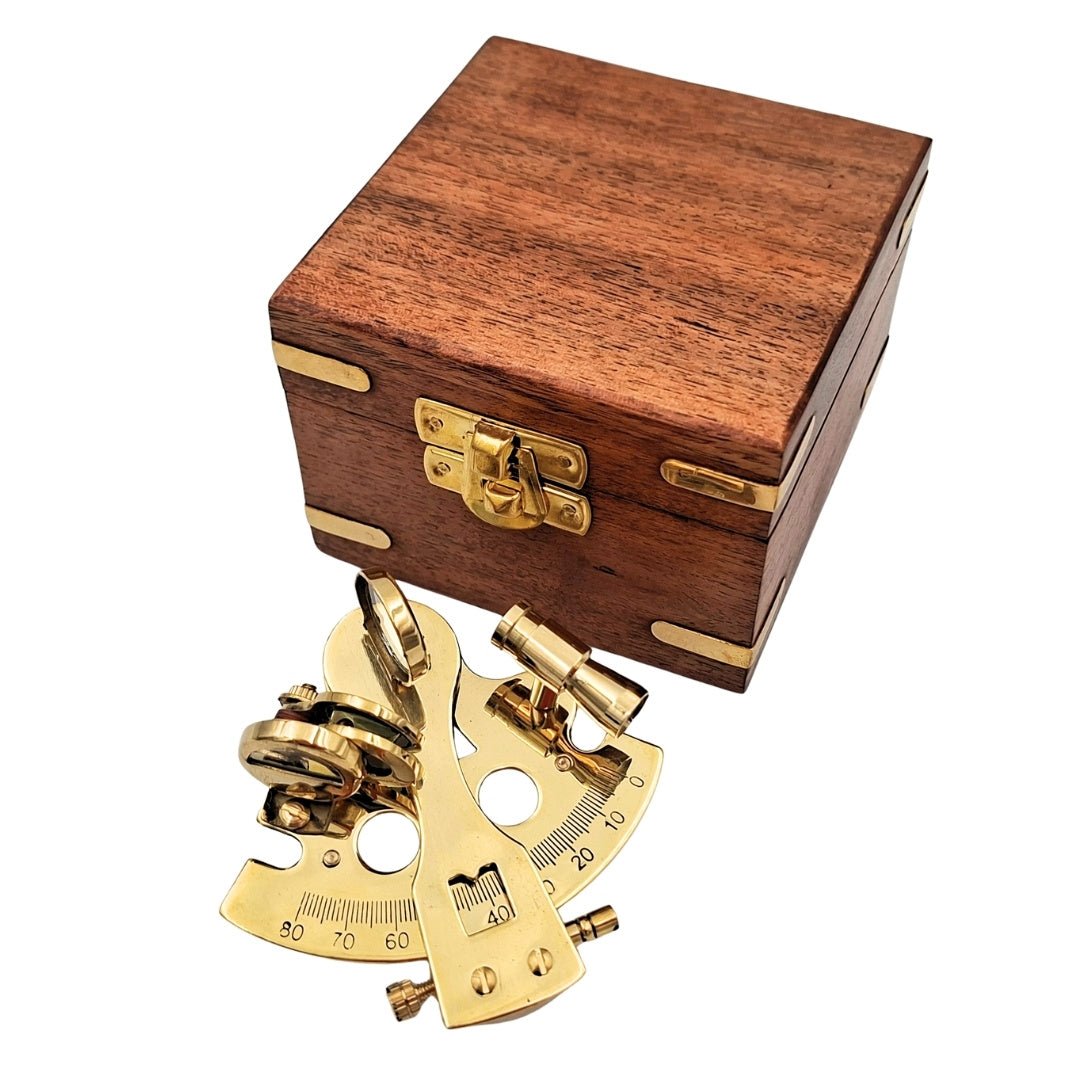Sextante de latón en caja de madera con opción de grabado – Regalo elegante para navegantes y marineros, 7x7x4 cm, latón y vidrio de alta calidad