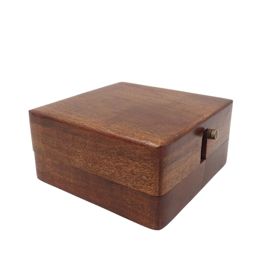 Brújula y reloj retro en caja de madera con posibilidad de personalización mediante grabado