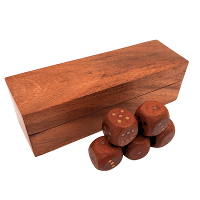 Elegantes dados de madera para juego con puntos de latón en caja personalizada