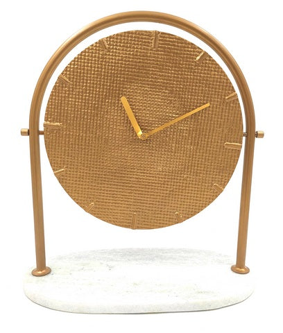 Reloj metálico redondo elegante sobre base de mármol con posibilidad de personalización mediante grabado