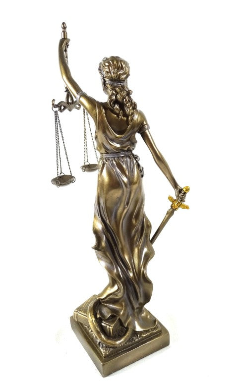 Figura de Temis de 35 cm con posibilidad de personalización con grabado - regalo elegante para abogado, juez o asesor legal, hecha de polyresina en color dorado con acabado antiguo