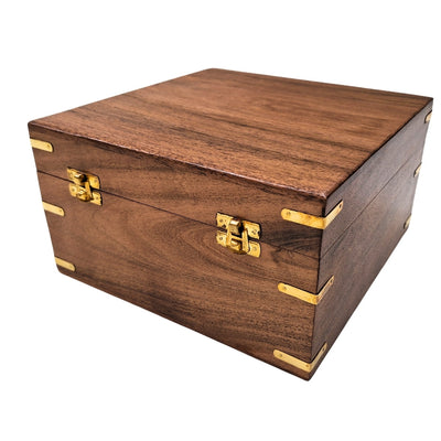 Sextante de latón con grabado en caja de madera