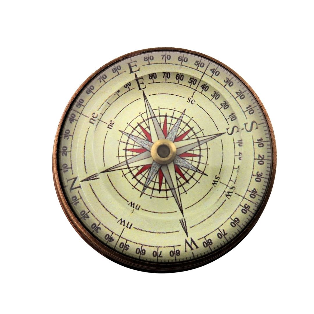 Brújula estilosa de lente de latón y vidrio con posibilidad de personalización mediante grabado - gadget retro para escritorio, regalo ideal para viajeros - diámetro 6,3 cm, altura 3 cm, color beige, rojo y negro