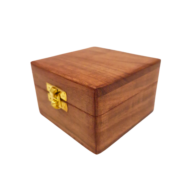 Caja de madera para regalo 6 x 6 x 4 cm con posibilidad de grabado, marrón, con forro de tela y cierre de latón