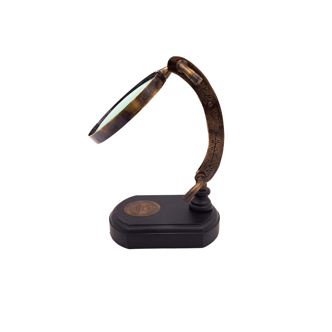 Lupa elegante sobre base de madera con ajuste, posibilidad de personalización mediante grabado, ideal para regalo, altura 20 cm, lente de aumento de 10 cm, carcasa y brazo de latón