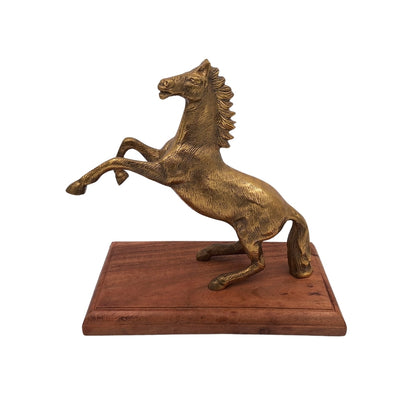 Figura de caballo de aluminio sobre base de madera con posibilidad de personalización con grabado - regalo elegante en color dorado y marrón, altura 27,5 cm