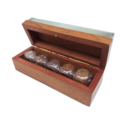 Juego de dados con grabado personalizado en caja de madera con tapa metálica, ideal para regalo – G1117, 12.5x4.5x4.5 cm