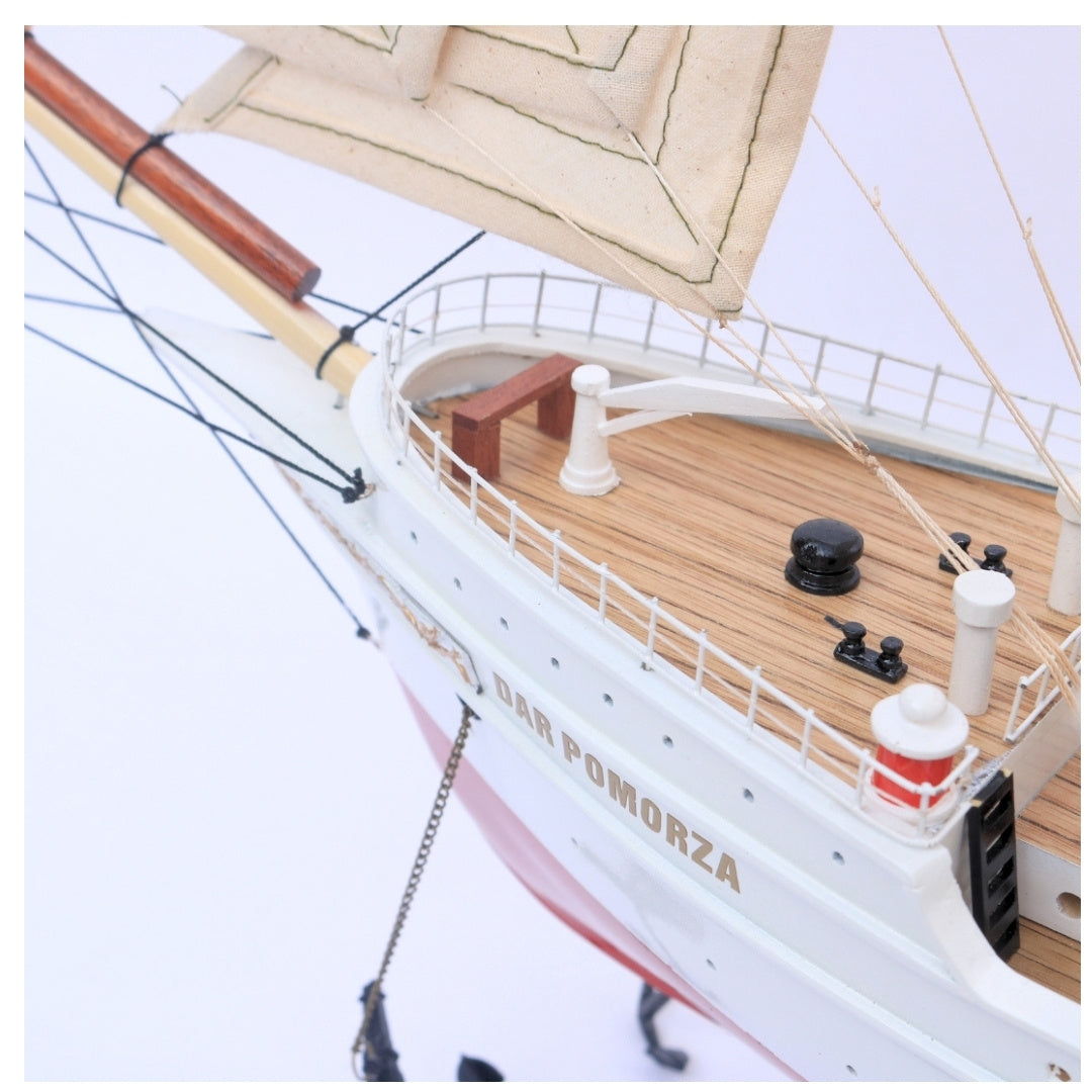 Modelo exclusivo de velero Dar Pomorza de 82 cm con posibilidad de personalización mediante grabado