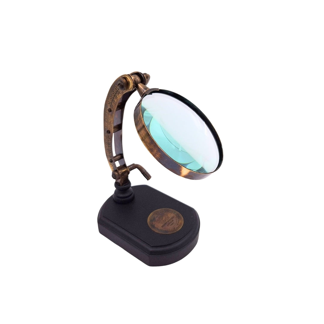 Lupa elegante sobre base de madera con ajuste, posibilidad de personalización mediante grabado, ideal para regalo, altura 20 cm, lente de aumento de 10 cm, carcasa y brazo de latón