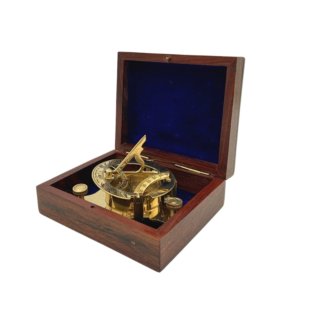 Brújula Dollond de latón en caja de madera con función de reloj de sol - ideal para regalo con opción de grabado - estilo antiguo, dimensiones 7,5 x 7,5 x 3 cm