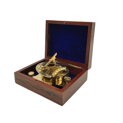Brújula Dollond de latón en caja de madera con función de reloj de sol - ideal para regalo con opción de grabado - estilo antiguo, dimensiones 7,5 x 7,5 x 3 cm