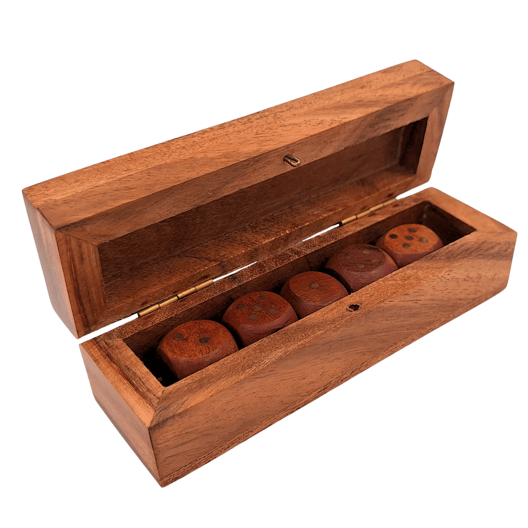 Elegantes dados de madera para juego con puntos de latón en caja personalizada