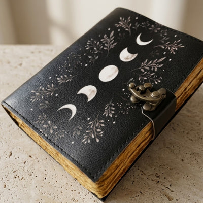 Cuaderno de Piel Retro con Fases de la Luna y Grabado