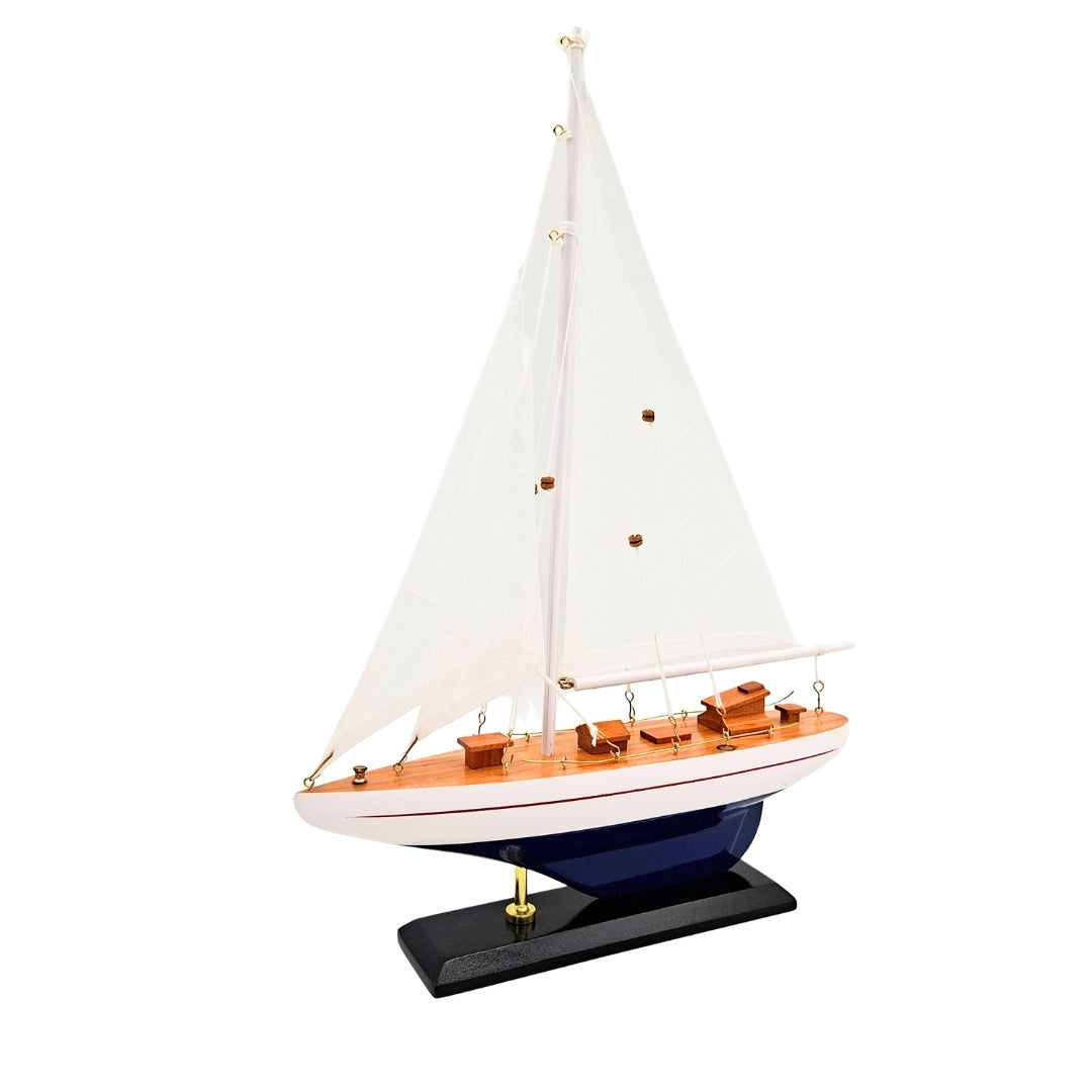 Modelo de yate de madera altura 42 cm con posibilidad de personalización con grabado