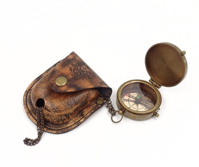 Brújula Cerrada con Cadena en Estuche de Cuero C-64