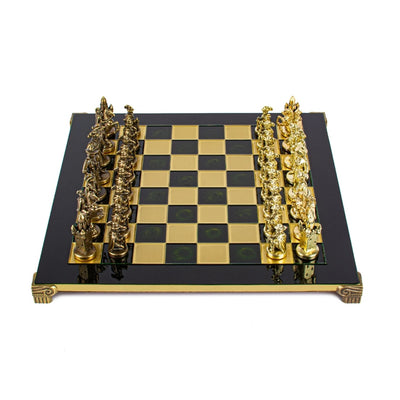 Ajedrez metálico exclusivo con tablero de latón 44 x 44 cm – Figuras medievales con posibilidad de personalización con grabado