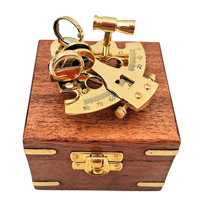 Sextante de latón en caja de madera con opción de grabado – Regalo elegante para navegantes y marineros, 7x7x4 cm, latón y vidrio de alta calidad