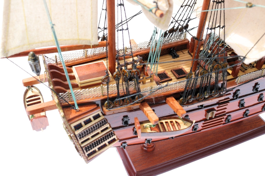 Modelo montado del velero HMS Victory de 54 cm - Réplica hecha a mano con posibilidad de personalización mediante grabado - Regalo ideal para amantes de la navegación - Alta calidad, elegante base de madera