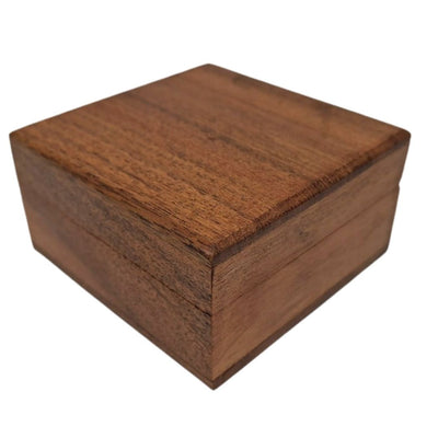 Caja de regalo de madera tipo joyero de 8x8cm con revestimiento azul marino, personalizable con grabado