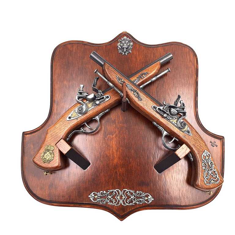 Réplica de pistolas de chispa en perchero de madera con posibilidad de personalización con grabado – Elegante elemento decorativo para regalo a amantes de la historia – Dimensiones 45 x 42,5 cm, longitud de pistolas 37 cm, alta calidad de fabricación